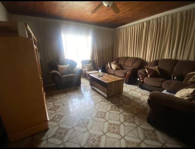 8 BEDROOM HOUSE FOR SALE IN BEDWORTH PARK
